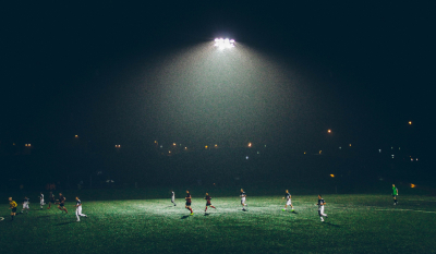 Symbolbild - Fußball - Fluchtlichtanlage