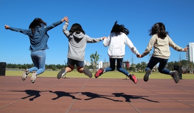 Jugendliche springen